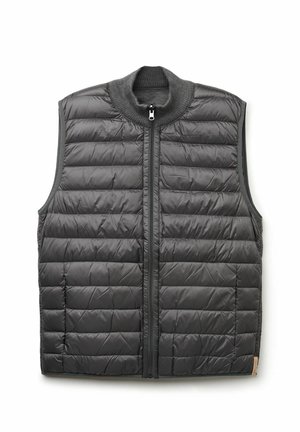 Grijze gewatteerde vest met een hoge kraag, voorzien van een rits aan de voorkant en horizontale quiltsteek. Materiaal lijkt glad en lichtgewicht.