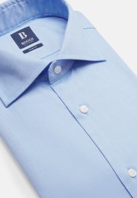 Jasnoniebieska koszula na guziki wykonana z gładkiego materiału, z klasycznym kołnierzem, dopasowanym krojem i białymi plastikowymi guzikami. Widoczna metka marki.