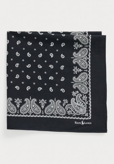Melnā bandana ar baltu paisley rakstu un maziem punktiem. Malās ar detalizētu paisley apmali. Vienā stūrī redzama Ralph Lauren zīmola atpazīstamība.