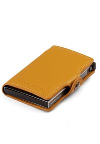Szczupły musztardowo-żółty skórzany portfel z metalowym uchwytem na karty, wyposażony w zapięcie na guzik i markowe logo "Moneyhold".