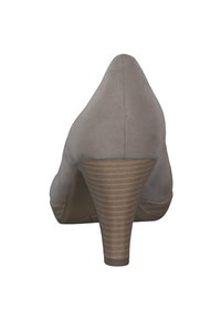 Chaussure à talon haut en daim gris avec un bout pointu et un talon empilé texturé, ornée de rayures horizontales dans une teinte plus claire sur le talon.