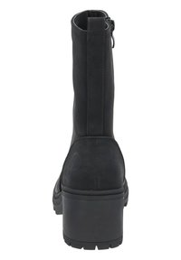 Svart läderankelboot med en slät finish, kraftig klack, dragkedjestängning och subtil upphöjd märkning på baksidan.
