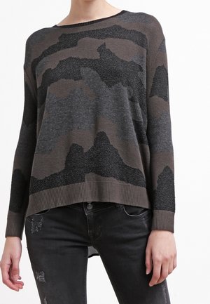 Pull en maille dans des nuances de gris et de marron, présentant un motif camouflage texturé. Encolure ronde et coupe décontractée avec des détails en bord-côte.