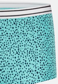 Boxer shorts di colore azzurro chiaro in un tessuto a coste, con un motivo di macchie nere e un cinturino a strisce bianche e nere a contrasto.