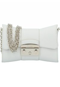 Borsa a tracolla in pelle bianca con patta ripiegabile, tracolla in catena argentata e chiusura in metallo con il nome del marchio "Furla" inciso.