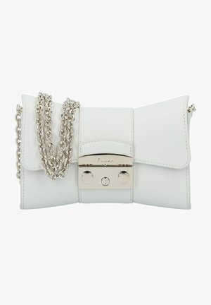 Witte leren crossbodytas met een omgevouwen klep, zilveren schouderband en metalen sluiting met de merknaam "Furla" gegraveerd.