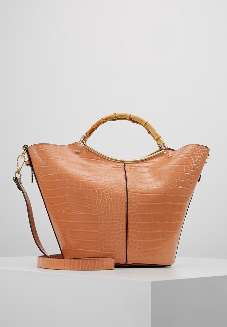 Leren handtas in leerkleur met krokodillenstructuur, gouden beslag, bamboe handvat, taps toelopende zijkanten en een afneembare schouderriem.