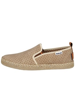 Alpargata beige perforada con suela trenzada, panel lateral elástico y etiqueta de tela "Refresh" en el costado.