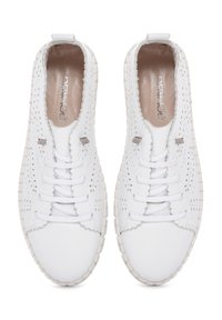 Baskets en cuir blanc avec un design perforé, lacets plats blancs et semelle beige. Présentent une forme arrondie et un branding subtil sur la semelle intérieure.