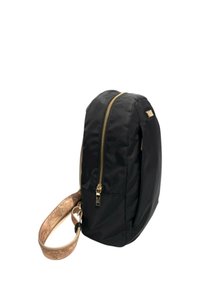 Zaino in nylon nero con una zip dorata e una tracolla beige a fantasia, caratterizzato da una forma arrotondata e un unico scomparto principale.