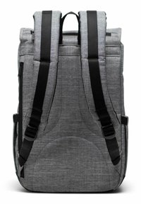 Zaino in tessuto grigio con spallacci neri imbottiti, forma affusolata e scomparti con zip. Presenta cuciture rinforzate e fibbie regolabili.