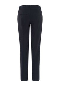 Pantaloni formali su misura blu scuro con gambe dritte e due tasche posteriori a filetto, mostrati da dietro su sfondo bianco.