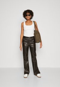 DAY Birger et Mikkelsen MILO SLEEK  - Pantalon en cuir - licorice