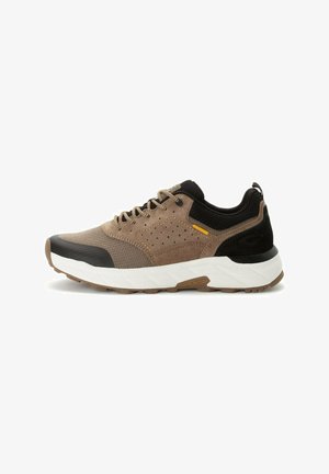 Bruine en zwarte sport schoenen van suede en mesh, met een rubberen zool, perforaties en gele accenten aan de zijkant.