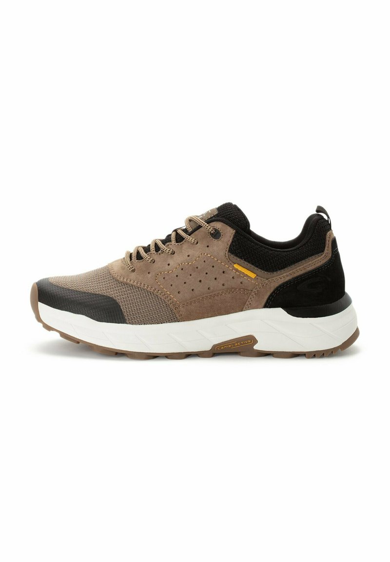 Braune und schwarze Sportschuhe aus Wildleder und Mesh, mit einer Gummisohle, Perforationen und gelben Akzenten an der Seite.