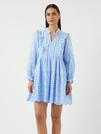 Rochie albastră deschis cu decolteu volanat și m�âneci lungi, având modele florale tăiate cu laser și o fustă evazată. Material din bumbac moale.