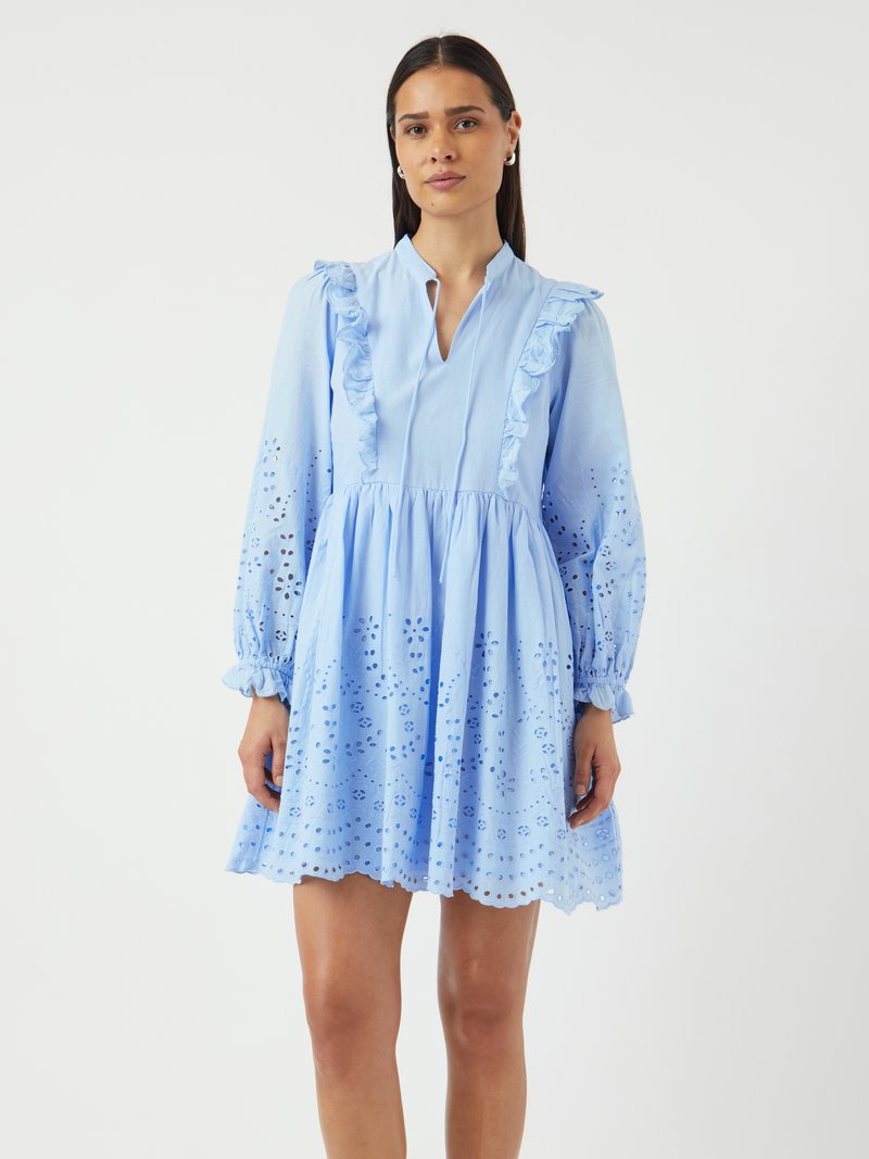 Rochie albastră deschis cu decolteu volanat și mâneci lungi, având modele florale tăiate cu laser și o fustă evazată. Material din bumbac moale.