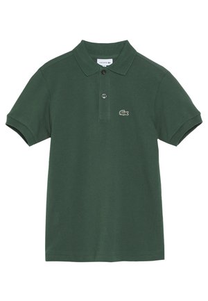 Dunkelgrünes Poloshirt mit kurzen Ärmeln, zwei Knöpfen und kleinem Lacoste-Krokodil-Logo auf der linken Brust.