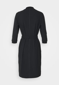 Schwarzes knielanges Kleid aus einem glatten Stoff, mit einem Taillengürtel, Dreiviertelärmeln und einer geraden Rückennaht.