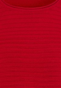 Rode gebreide top met een ronde halslijn, een gestructureerd streeppatroon en een zachte, rekbare stof. Glad afgewerkt met een gelijkmatige stitch.