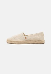 Espadrilles im Slip-On-Stil aus leicht beigefarbenem, gewebtem Stoff mit strukturiertem Finish; ausgestattet mit einer Sohle aus Jute und subtiler Markenkennzeichnung.
