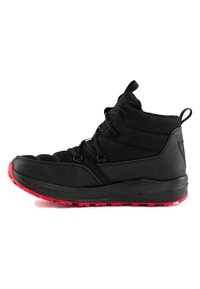 Zapatillas altas negras con parte superior de tejido texturizado, suela de goma y acentos rojos vibrantes en la suela exterior. Presenta un cierre de cordones y una lengüeta.