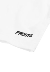 Biała koszulka z bawełny o gładkiej teksturze. Posiada czarny nadrukowany logo "PROSTO." na dolnej lewej stronie.