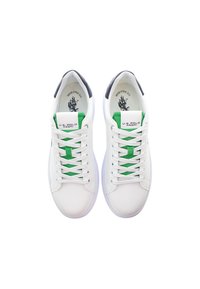 Bílé tenisky s akcenty v zelené a navy, s hladkým koženým svrškem, šněrovacím designem a polstrovanou podrážkou. Logo na jazyku a stélce.