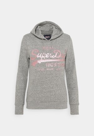 Sweat à capuche gris en tissu doux avec une poche kangourou et des poignets côtelés. Présente un logo rose brillant sur le devant.
