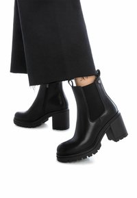 XTI Botines - black