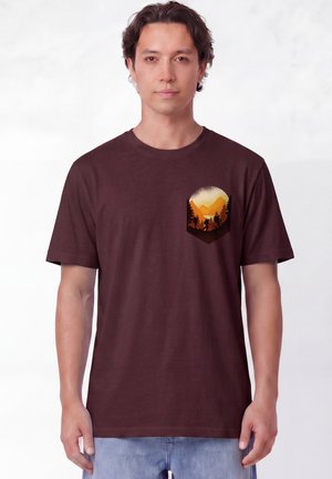 watapparel, HIKING IN THE MOUNTAINS UNISEX - T-shirt print - red brown