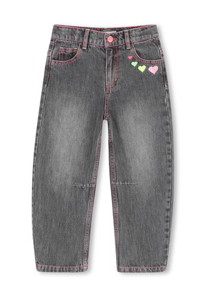 Jean gris pour enfants avec des surpiqûres roses, un bouton rose et trois petits motifs de cœurs colorés près de la poche avant droite.