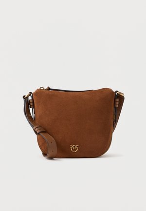 Brūna zābaku ādas crossbody soma ar rāvējslēdzēju, ar zelta toņa akcentu logotipu un regulējamu ādas siksniņu. Gluda tekstūra visā somā.