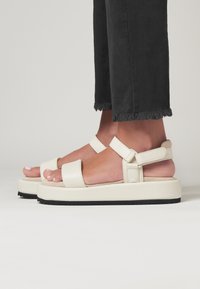 FRED MARTIN COLLECTION TAORMINA - Sandály na platformě - off white leather