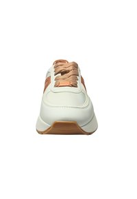 Witte leren sneaker met een afgeronde neus, roségouden accenten, getextureerde zijkanten en platte beige veters. Rubberen zool met gripdetails.