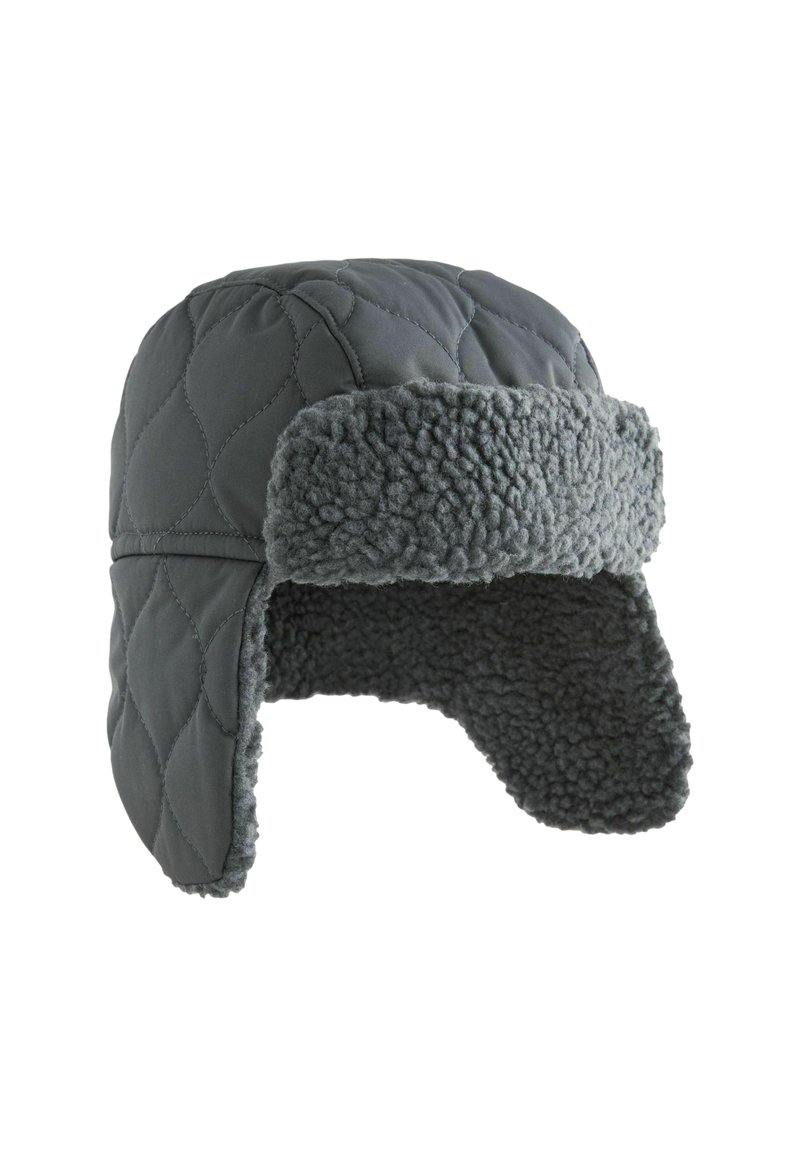 Bonnet d'hiver gris matelassé avec un doublure en polaire douce et des rabats d'oreilles. Présente un extérieur texturé et une large bordure en polaire à l'avant.