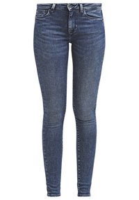 Jeans ajustados azul oscuro hechos de tela de mezclilla, con un desgaste sutil, diseño de cinco bolsillos y cierre de cremallera con botón.