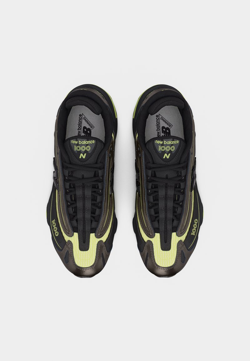 Par de zapatillas para correr New Balance 1000 en negro y amarillo neón, vista superior, con cordones atados y plantillas con marca visible.