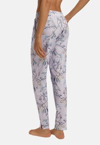 Blommönstrade pyjamasbyxor i ljuslila tyg. Har en mjuk textur, sidofickor och en elastisk midja för komfort.