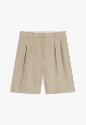 Beige geruite op maat gemaakte korte broek met riemlussen en voorplooien, plat liggend op een witte achtergrond.