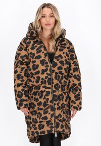 Brun pusterjakke med sorte leopardpletter, med lynlås, hætte og sidelommer. Tyk, quiltet tekstur og knælangt design.