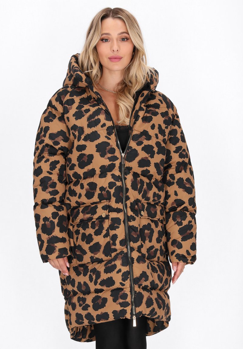 Brun pusterjakke med sorte leopardpletter, med lynlås, hætte og sidelommer. Tyk, quiltet tekstur og knælangt design.