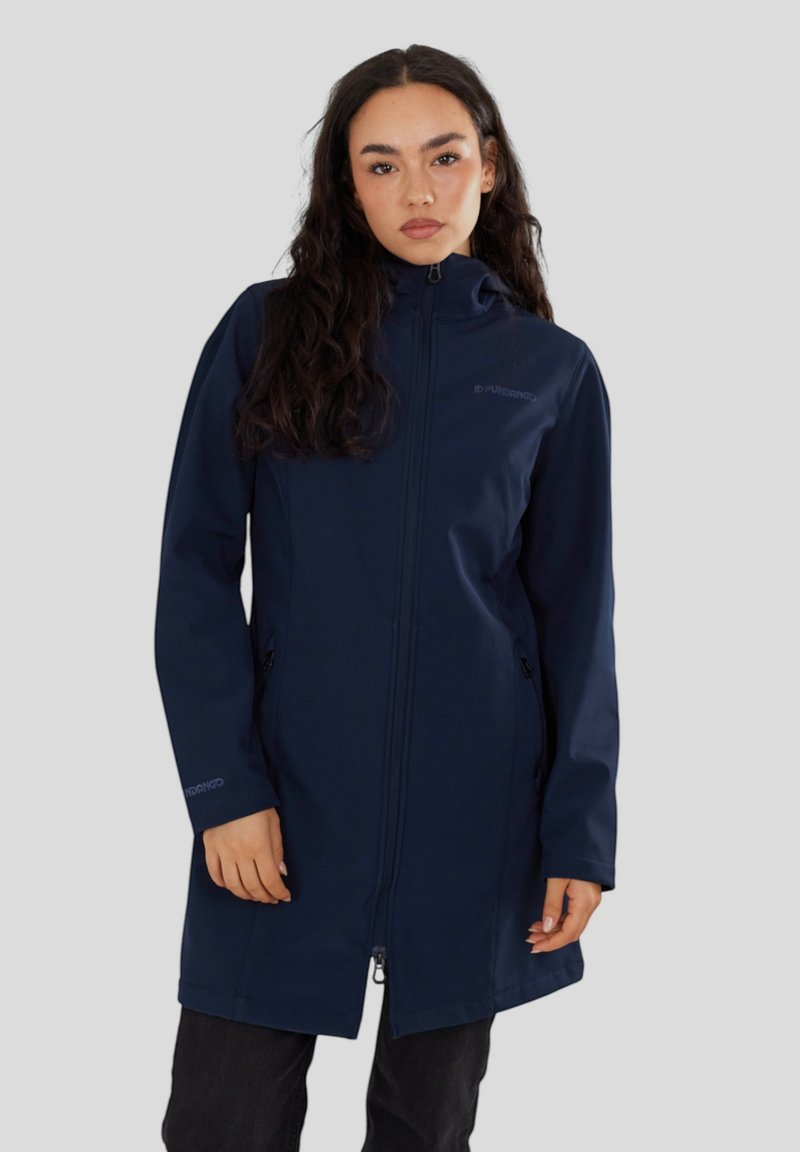 Granatowy, długi płaszcz wykonany z miękkiego materiału typu softshell; posiada wysoki kołnierz, zamek błyskawiczny oraz dwie przednie kieszenie.