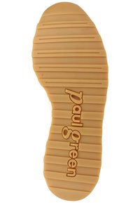 Semelle de chaussure en caoutchouc marron clair avec des rainures verticales, présentant "paul green" embossé au centre. Texture lisse avec un bord incurvé.