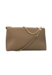 Una pochette rettangolare in pelle taupe con una tracolla in oro e un spallaccio in pelle su uno sfondo bianco.