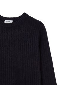 Dunkelblauer gestrickter Pullover mit geripptem Muster, Rundhalsausschnitt und überschnittenen Schultern. Das Etikett zeigt "CALLIOPE" auf der Innenseite.