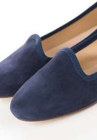 Chaussures à enfiler en daim bleu marine, avec un bout arrondi et un subtil détail texturé, finition avec une doublure intérieure lisse.