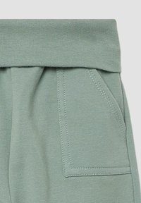 Lichtgroene sweatpants met een geribbelde elastische tailleband, voorzien van een voorzak en subtiele stikdetails. Zachte katoenstof.