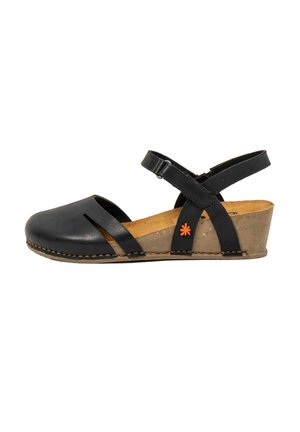 Schwarze Leder-Wedgesandale mit geschlossenem Zeh, verstellbarem Knöchelriemen, Korksohle und kleinem orangefarbenem Blumenlogo am Seitenriemen.