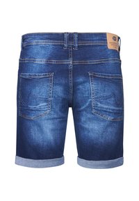 Pantalones cortos de mezclilla en azul oscuro con un efecto desgastado, que presentan dobladillos enrollados, dos bolsillos traseros y una etiqueta de marca rectangular.
